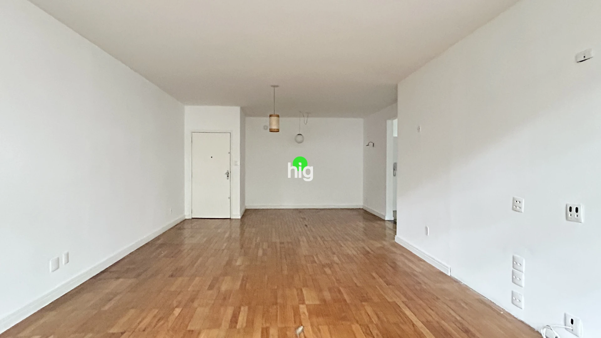 Um apartamento modernista onde a arquitetura dialoga com o verde - 