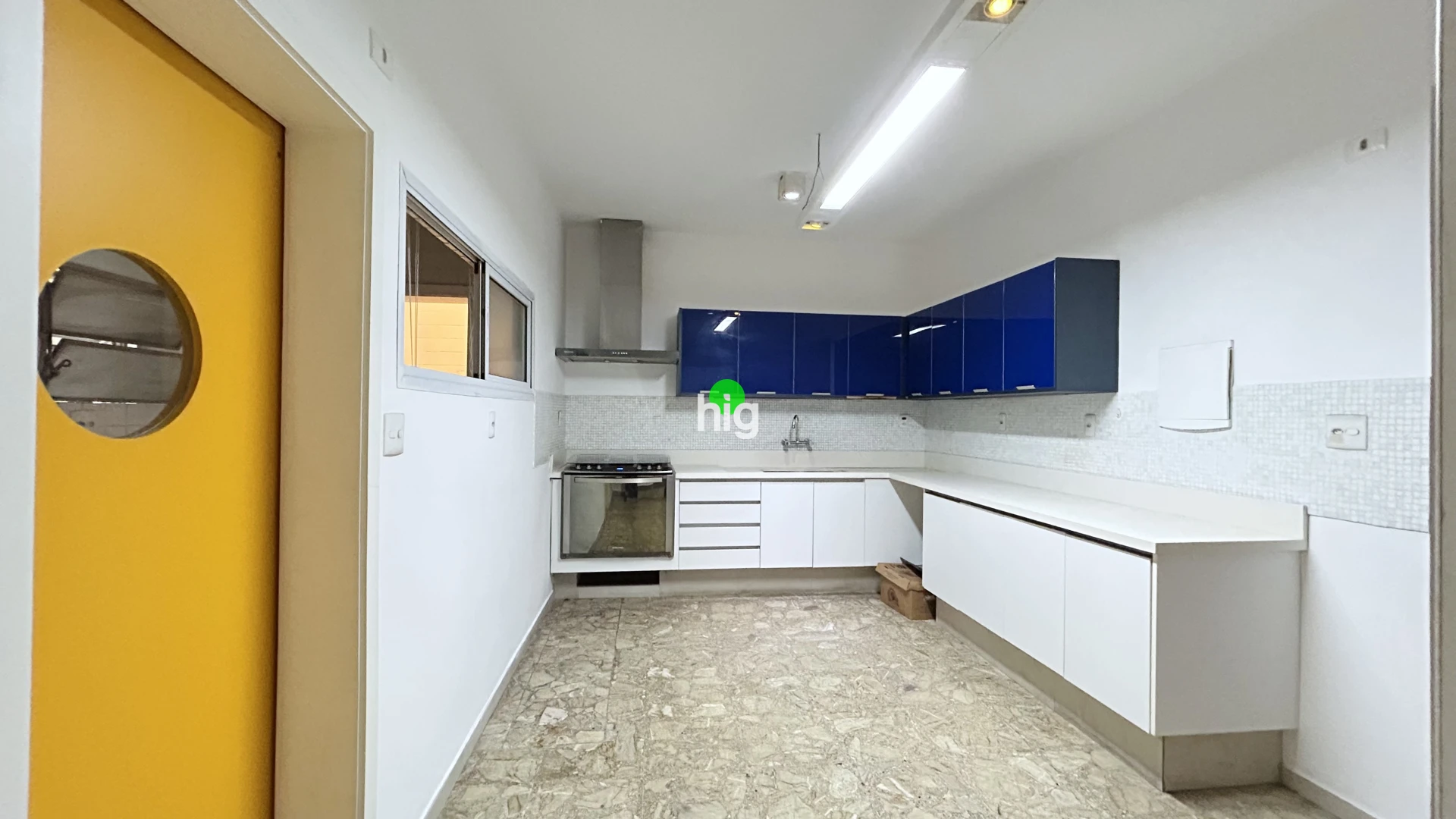 Um apartamento modernista onde a arquitetura dialoga com o verde - 