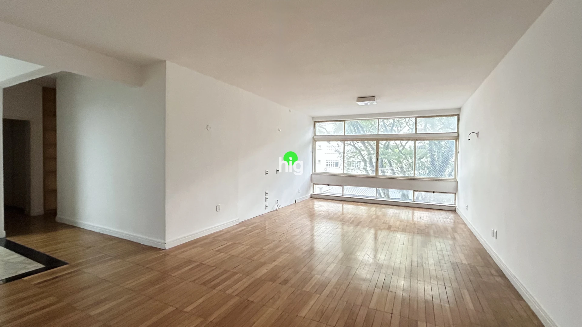 Um apartamento modernista onde a arquitetura dialoga com o verde - 