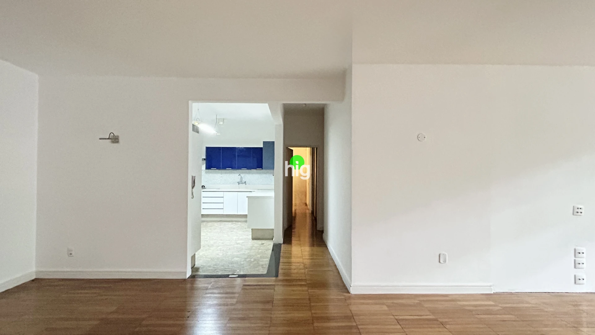 Um apartamento modernista onde a arquitetura dialoga com o verde - 