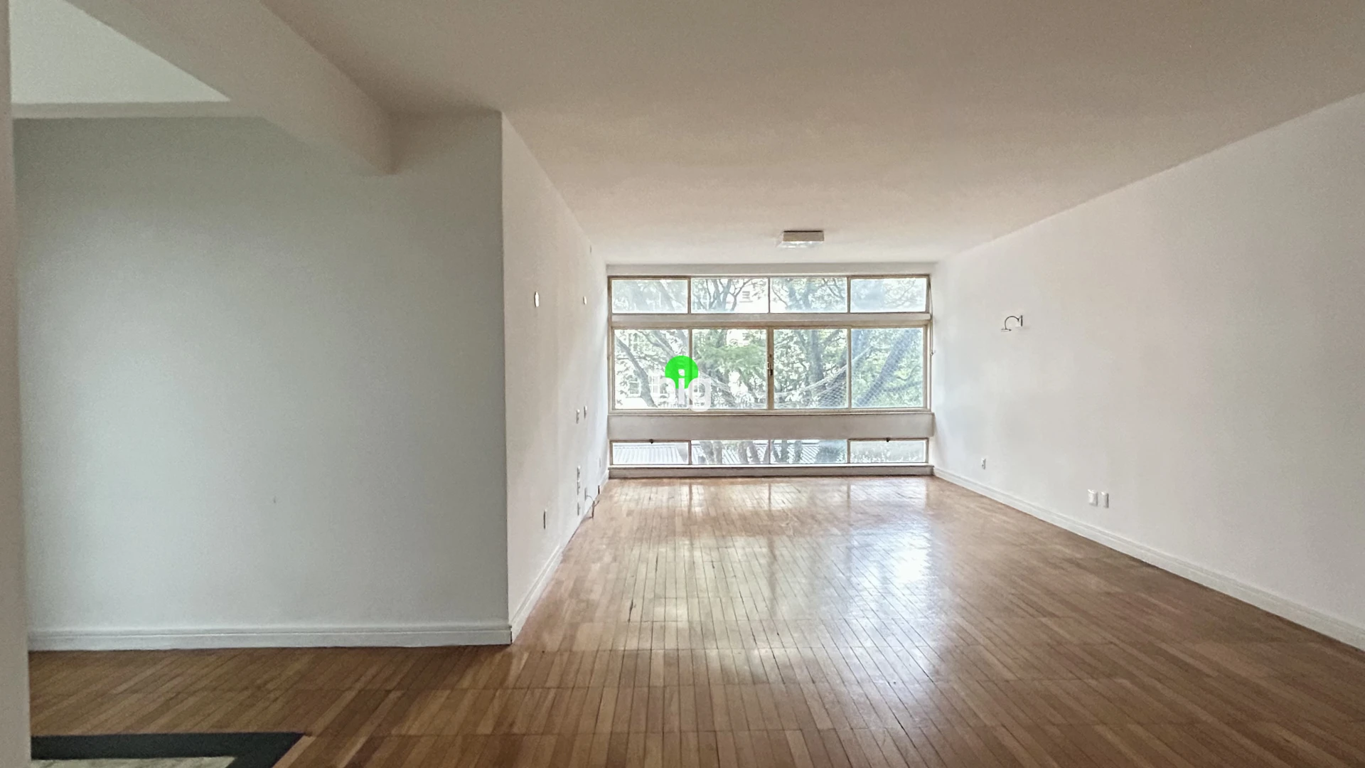 Um apartamento modernista onde a arquitetura dialoga com o verde